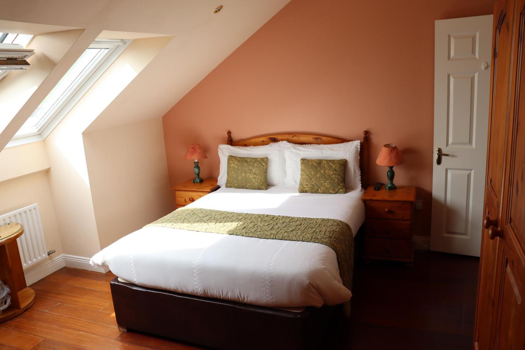 The Old Pier Guest Accommodation, Bed Only, No Breakfast Ballydavid Exterior photo